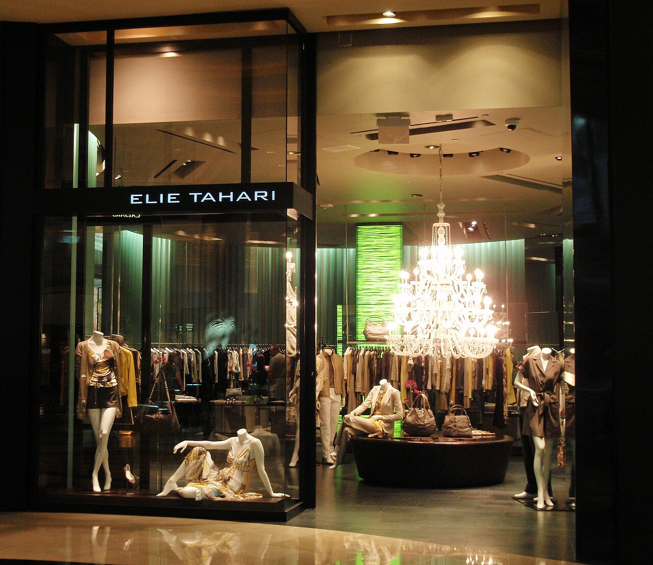 美国Las Vegas Caesars Forum Shops的Elie Tahari精品店,2008年服装零售资料照片