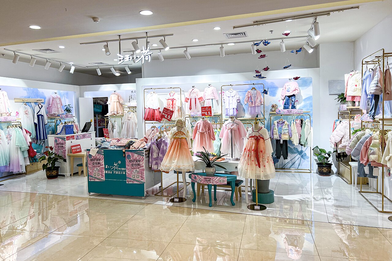 中国北京甘家口百货的Wangxiaohe儿童服装门店，2022年零售资料照片