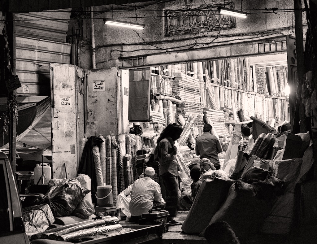 也门Sana’a的布料商店，2013年黑白零售资料照片