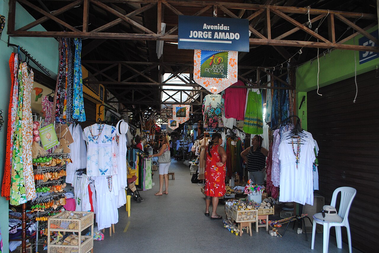 巴西Bahia州Ilhéus商店与服装商品,2012年零售资料照片