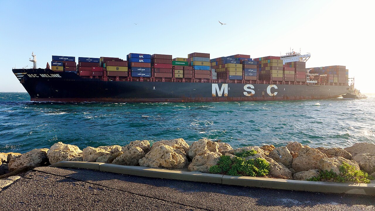 澳大利亚Fremantle内港航道上的MSC Meline集装箱船,2021年海运资料照片