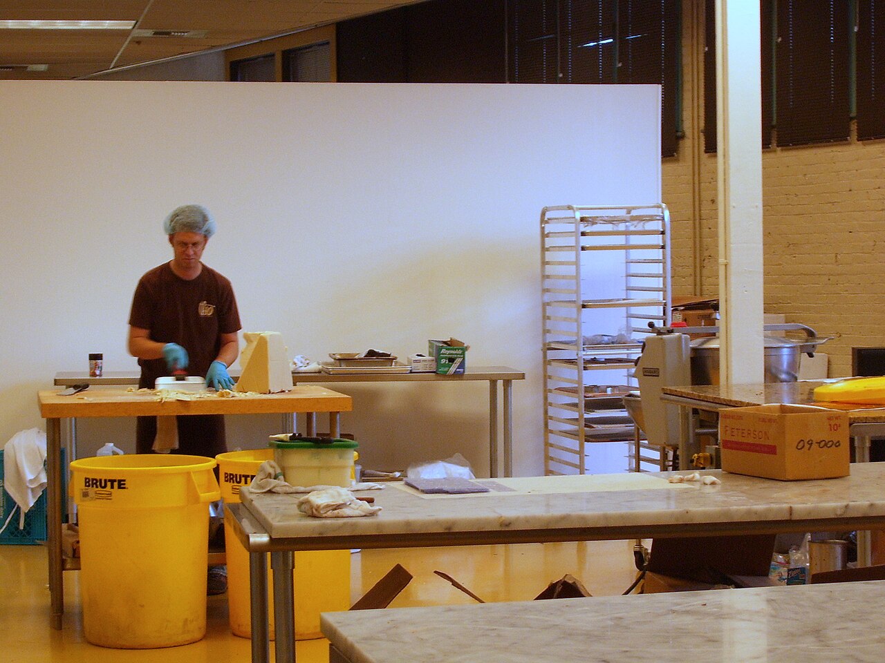 美国Seattle的Theo工人在操作台制作白巧克力，2009年加工食品资料照片