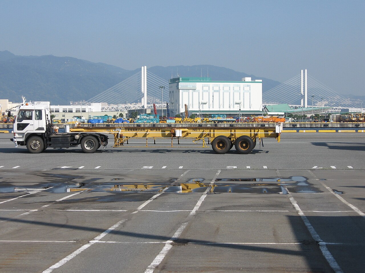 日本码头场内的集装箱运输底盘与牵引车,2008年港区运输资料照片