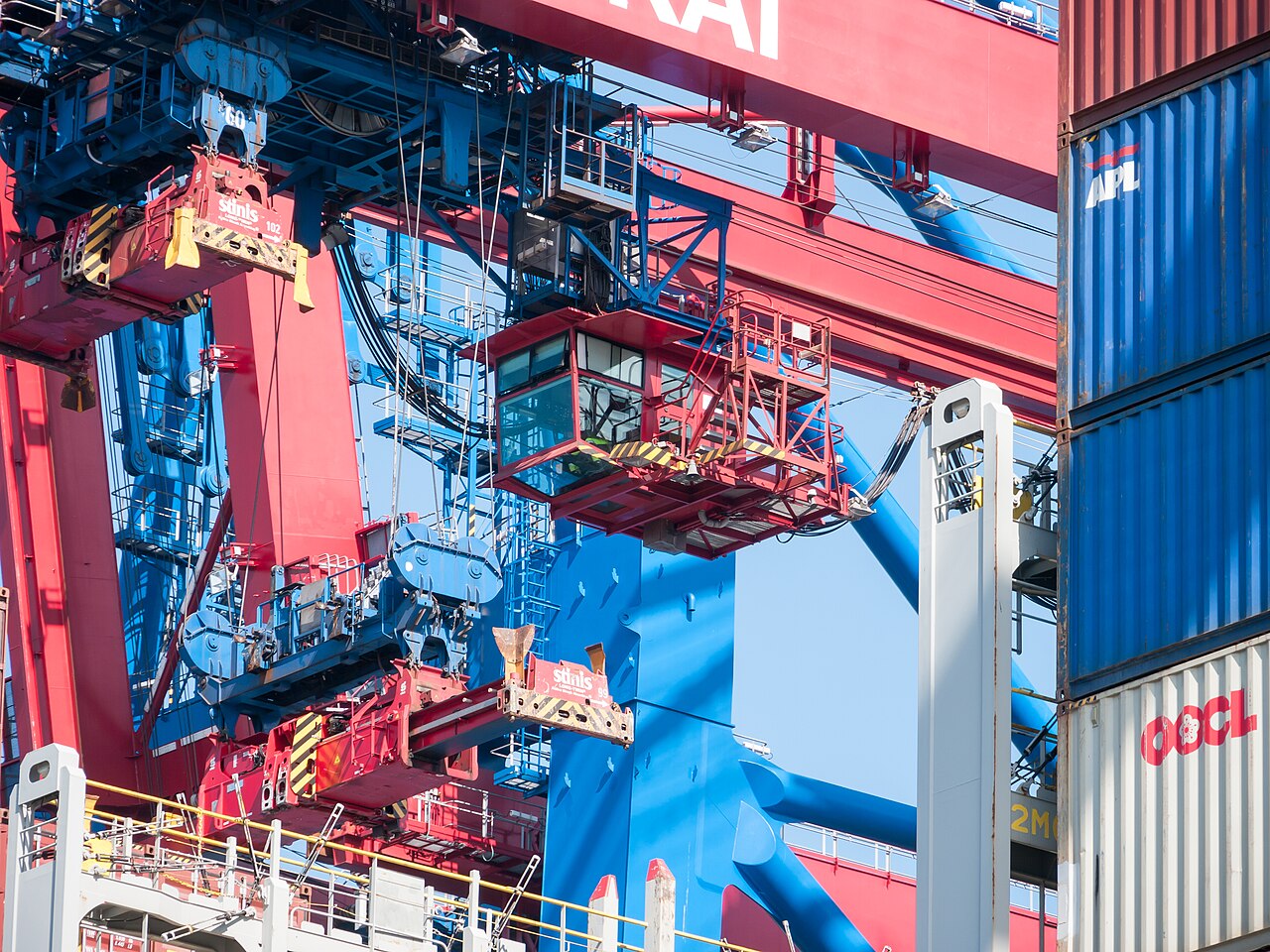 德国Hamburg Burchardkai集装箱码头的岸桥驾驶室与吊具结构,2019年设备资料照片