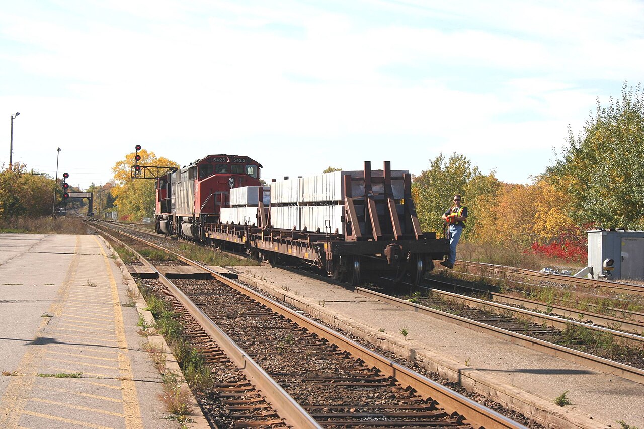 加拿大Ontario Belleville铁路编组作业中的铝锭货车,2008年铝材物流资料照片