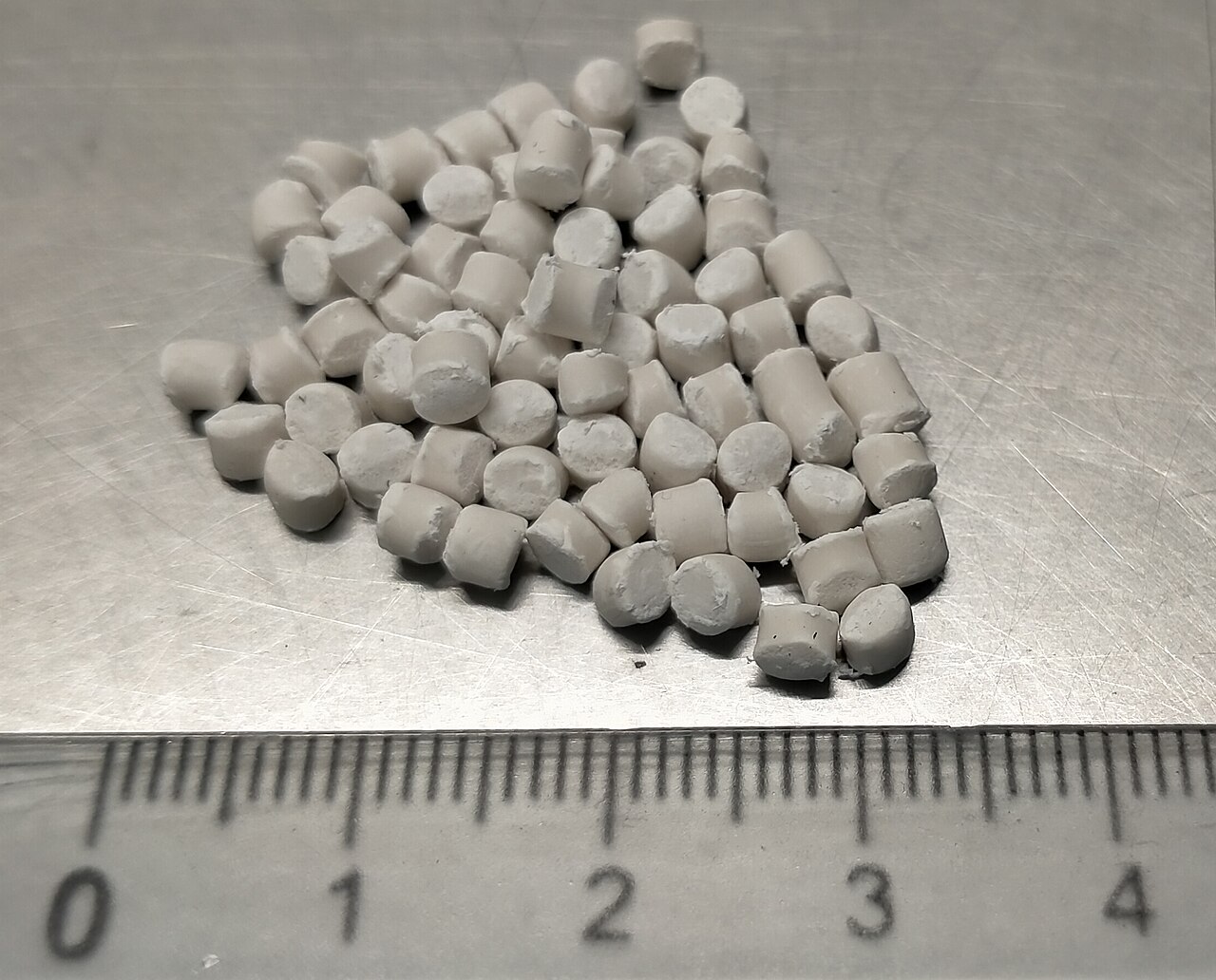 原来源标注用于塑料生产的碳酸钙填充母粒，2024年材料背景资料照片