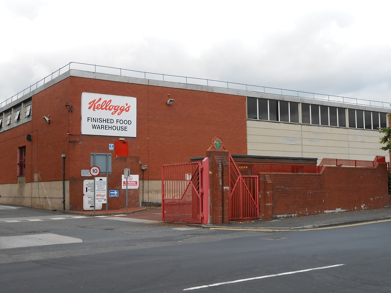 英国Greater Manchester Trafford Park的Kellogg成品食品仓库，2013年食品供应链设施资料照片