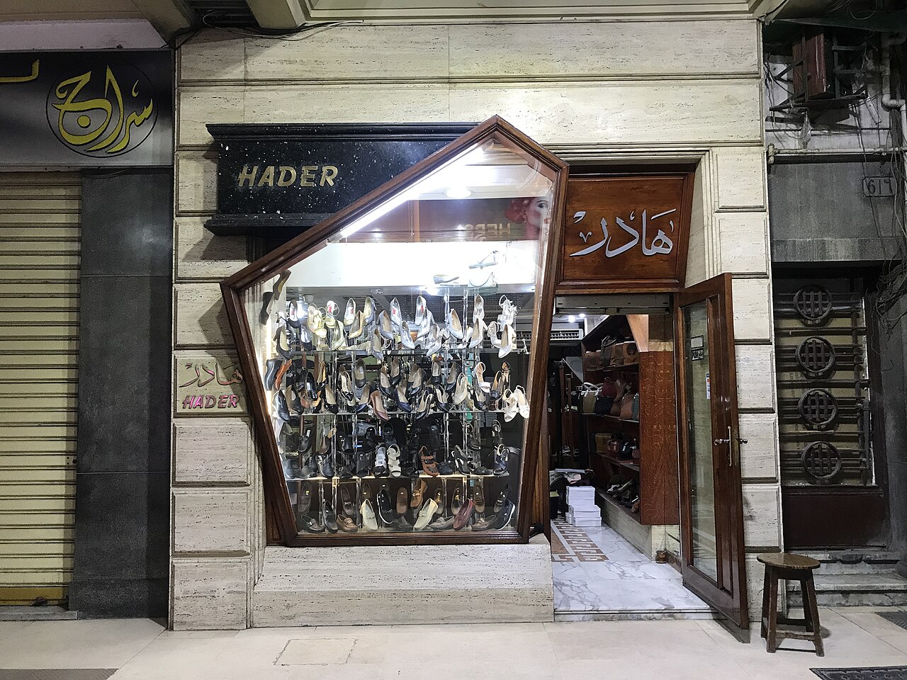 埃及Alexandria的Hader鞋店及商品，2024年实体零售资料照片