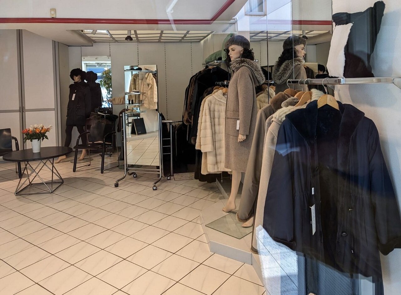 德国Köln的Pelz & Ledermoden Vogt店内服装和皮革商品，2024年零售资料照片