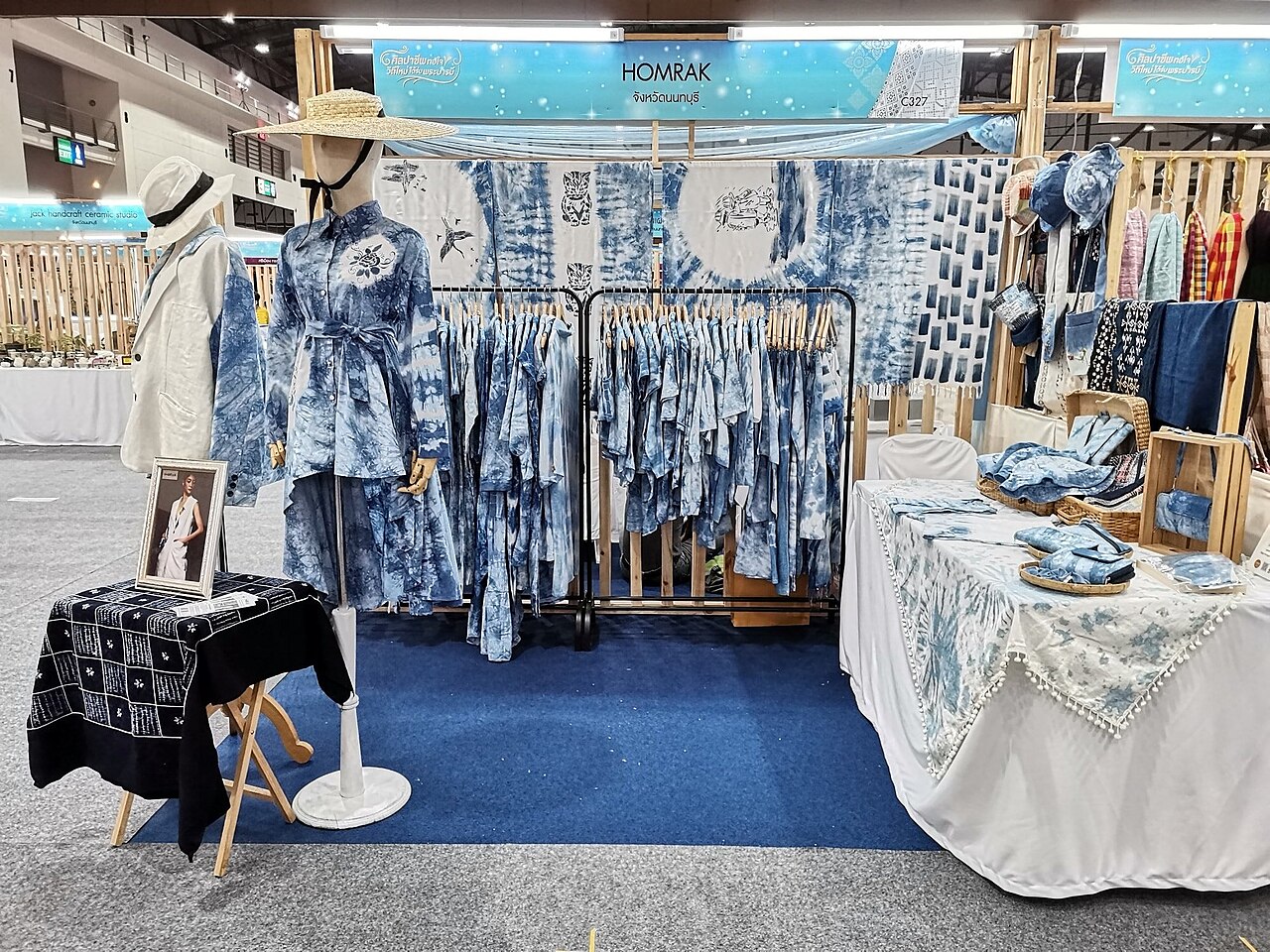 HOMRAK服装陈列,2020年实体商品经营资料照片,具体店址未明确
