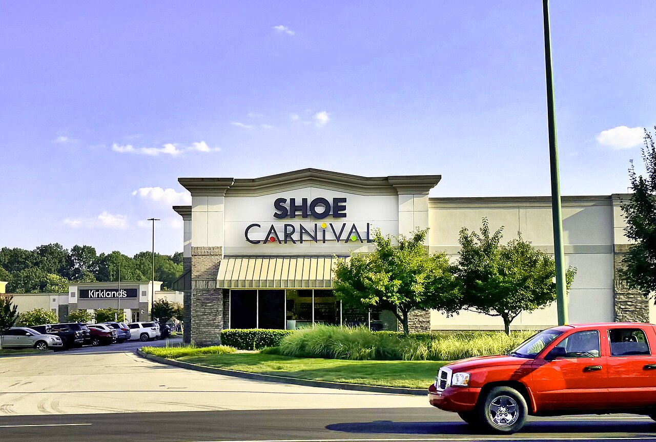 美国Tennessee州Farragut的Shoe Carnival门店,2024年鞋类零售资料照片