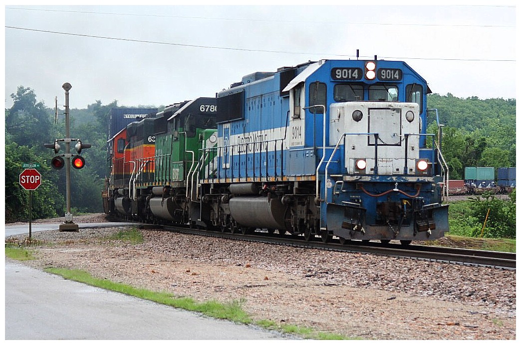EMD SD60 9014机车及后方货车，来源注明拍摄于2007年
