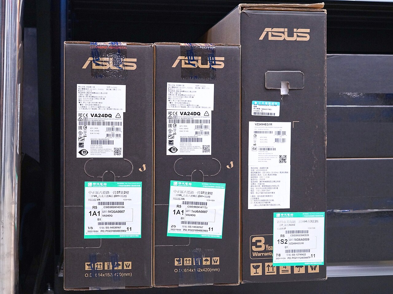 中国台湾台北三井3C八德A店的ASUS显示器包装箱,2022年电子商品零售资料照片