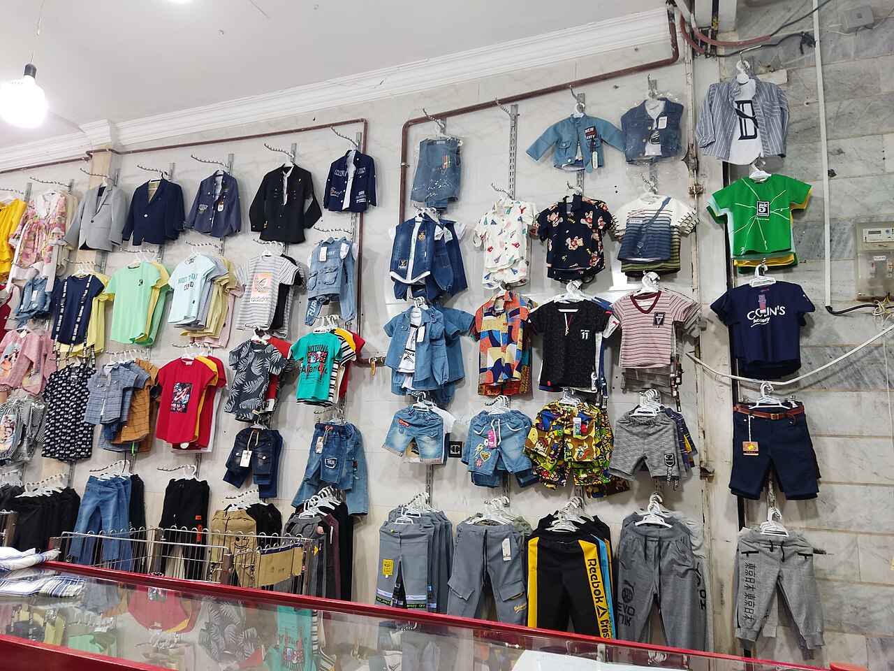 伊朗Mashhad童装门店的商品陈列，2021年实体零售资料照片