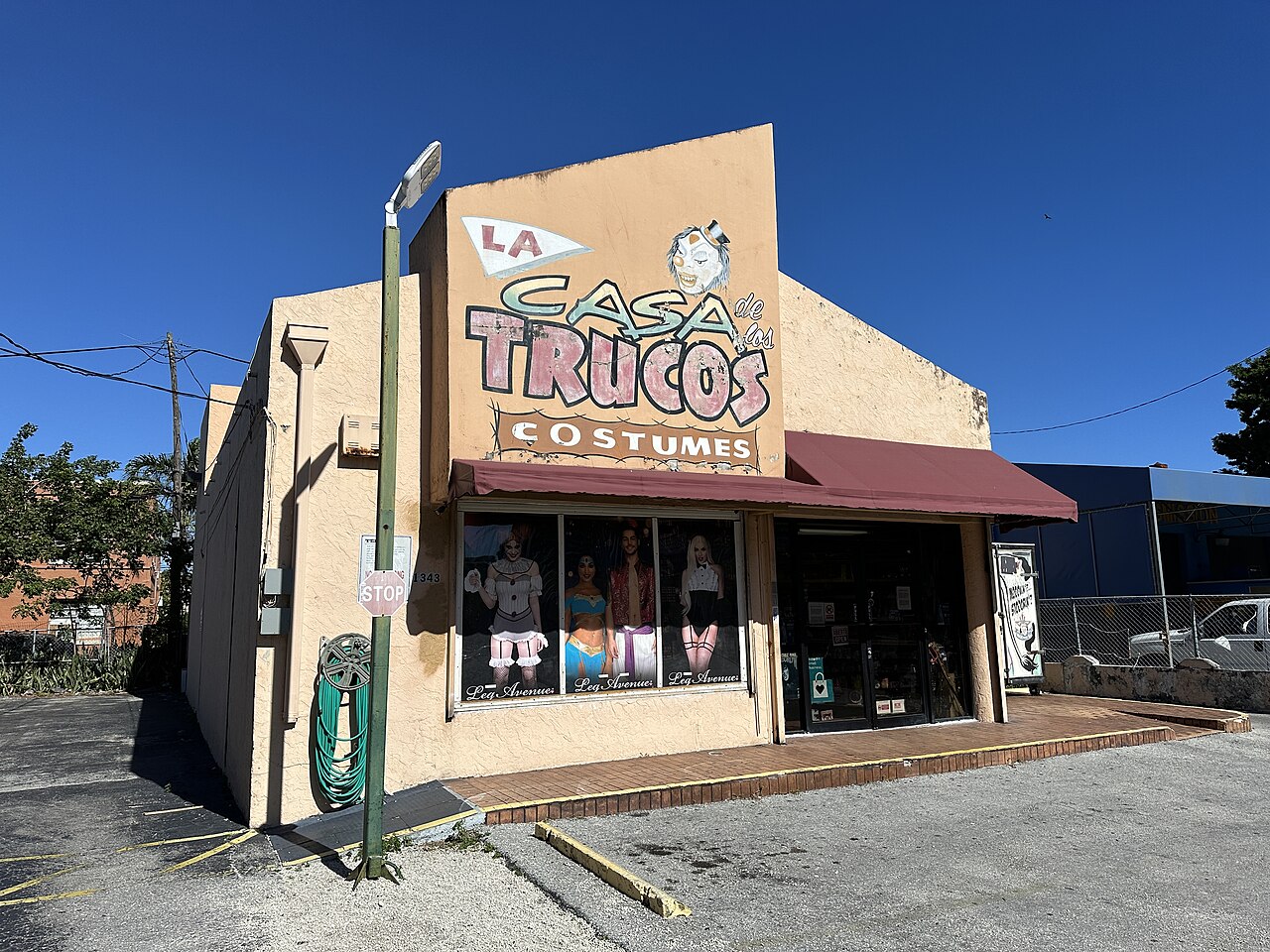 美国Miami Little Havana的La Casa de Los Trucos扮装商品商店,2024年零售资料照片