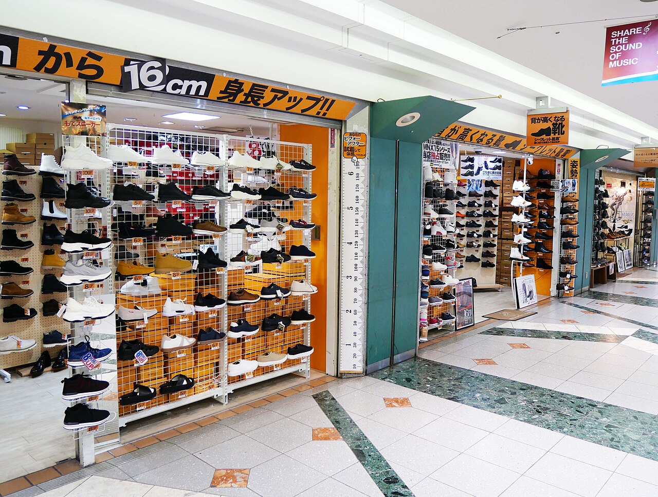 日本Yokohama Kannai的实体鞋店及商品货架,2023年鞋类零售资料照片