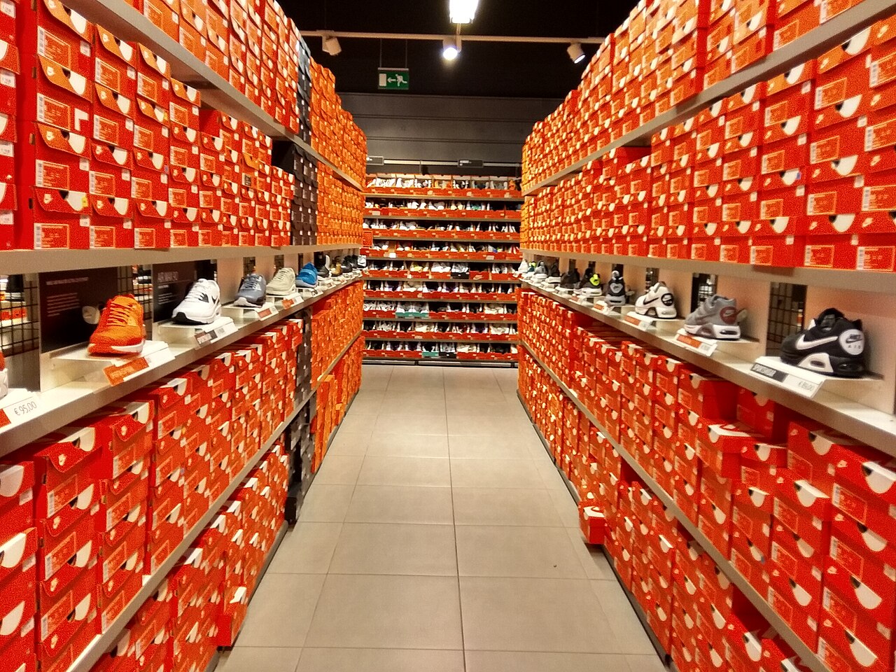 Nike鞋类outlet店内鞋盒与商品货架，2018年零售资料照片，具体店址未明确