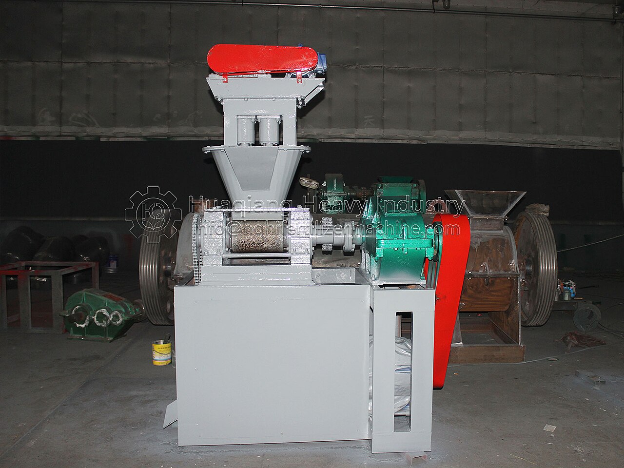 实体液压辊式造粒设备，2020年肥料加工设备资料照片，具体型号产能未明确