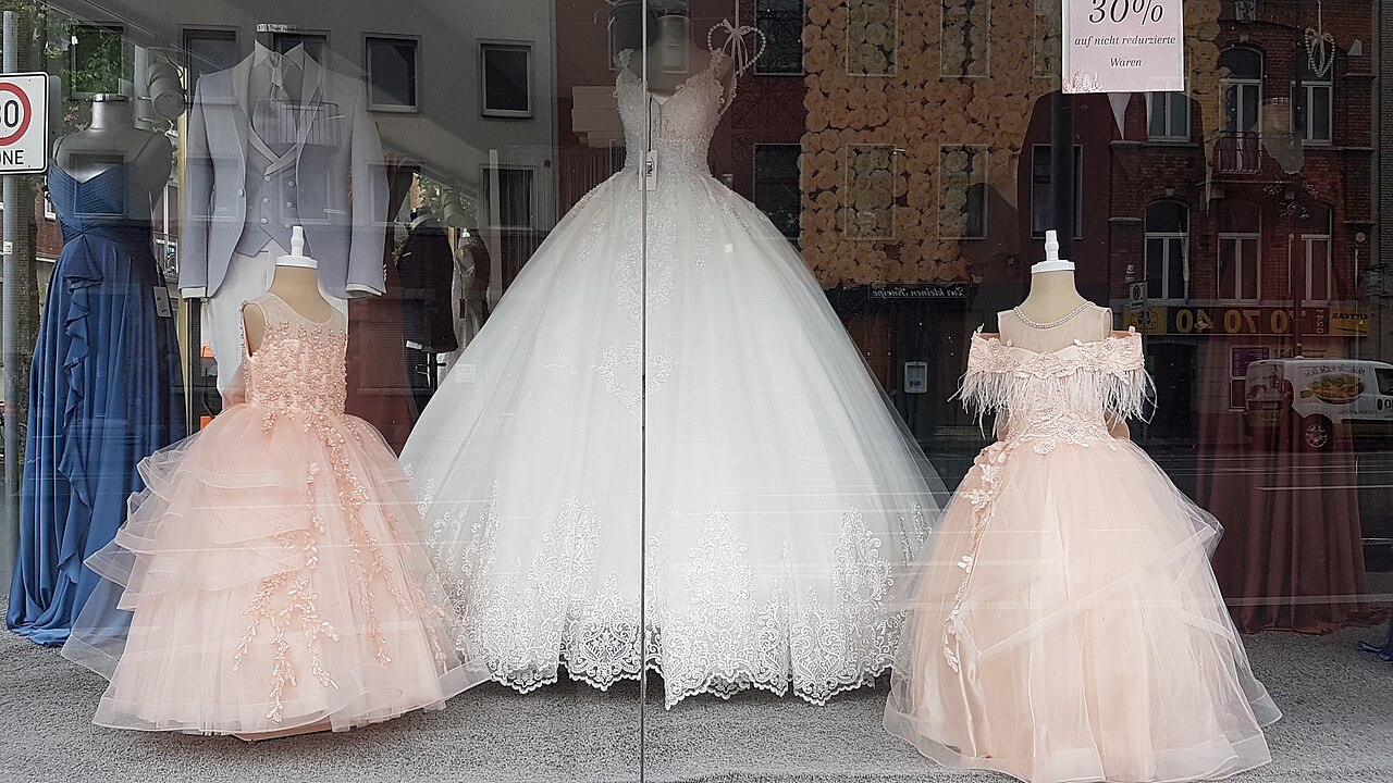 婚纱与儿童礼服橱窗，2022年服装商品资料照片，具体店址未明确