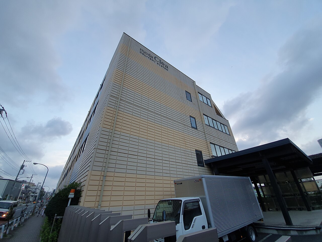 日本东京隅田川站的Clea配送中心及货车,2019年