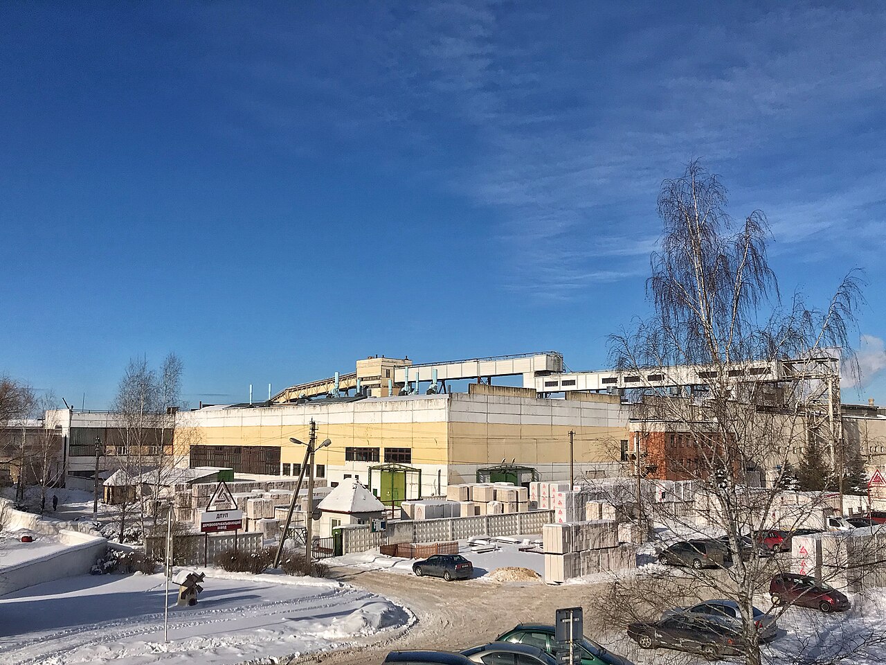 Zabudova生产厂仓储场地及堆放货物，2021年资料照片