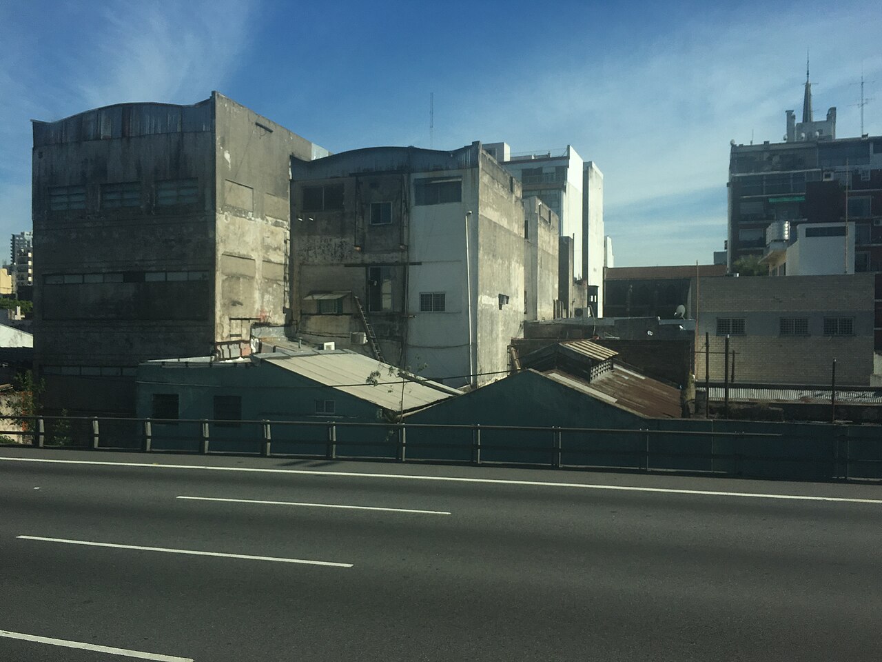 阿根廷布宜诺斯艾利斯五月二十五日高速公路旁的仓库，2017年资料照片