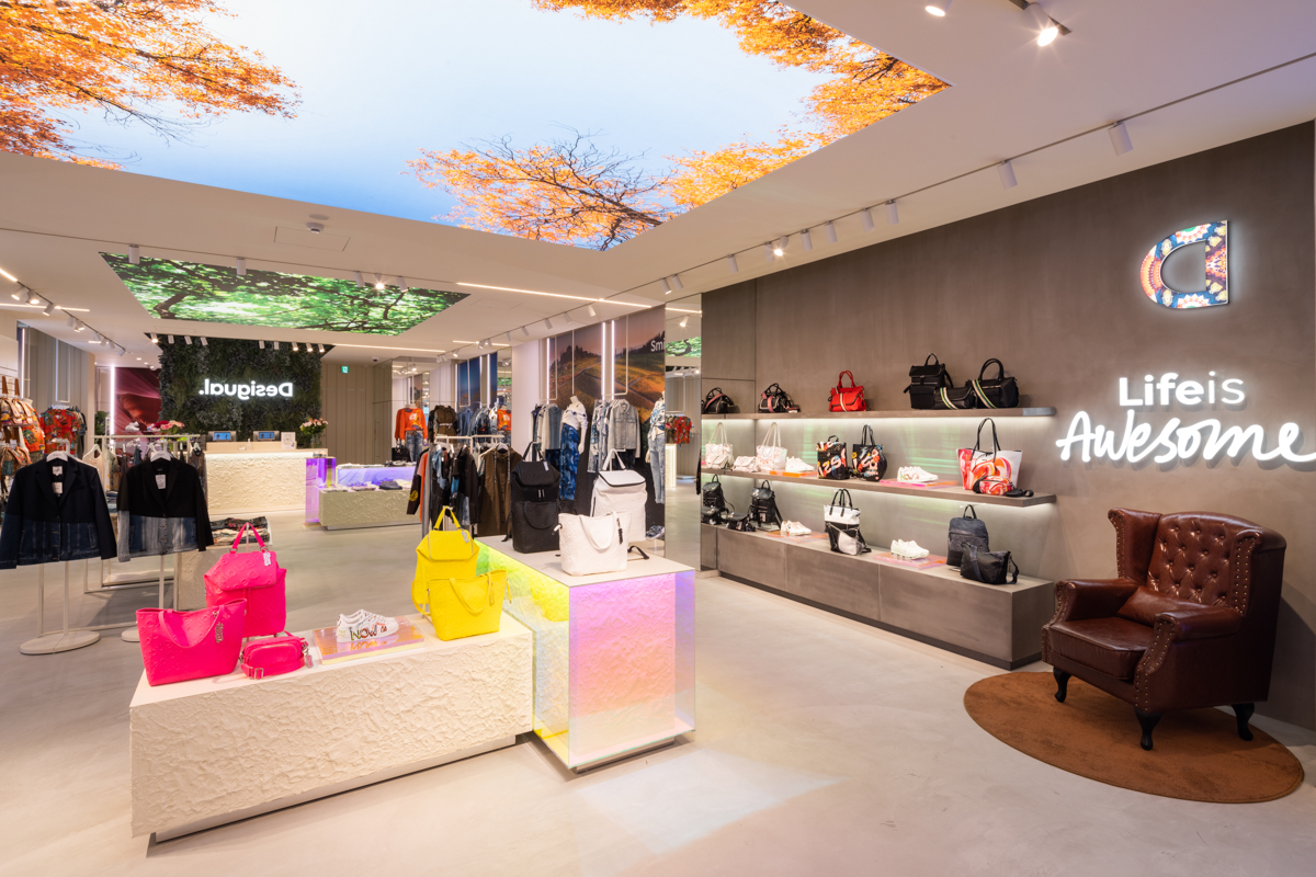 日本大阪Desigual门店的服装与箱包陈列,2021年资料照片