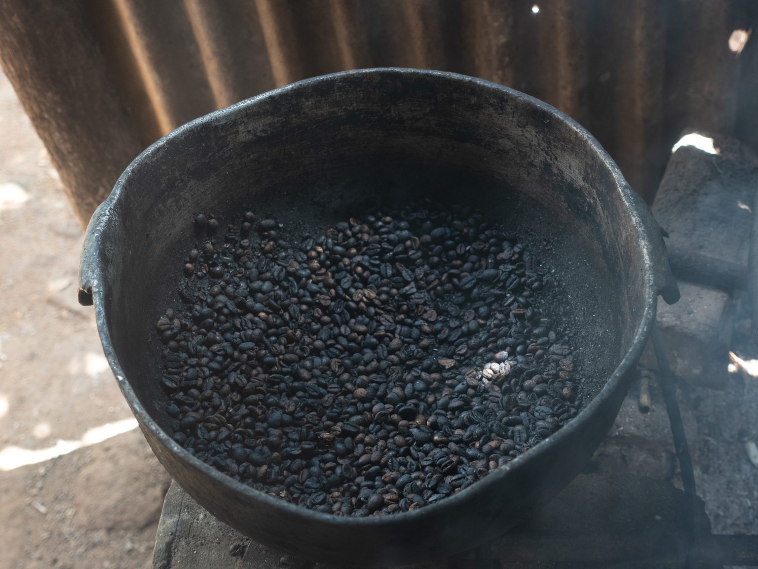 古巴Viñales炉灶旁金属锅中的烘焙咖啡豆