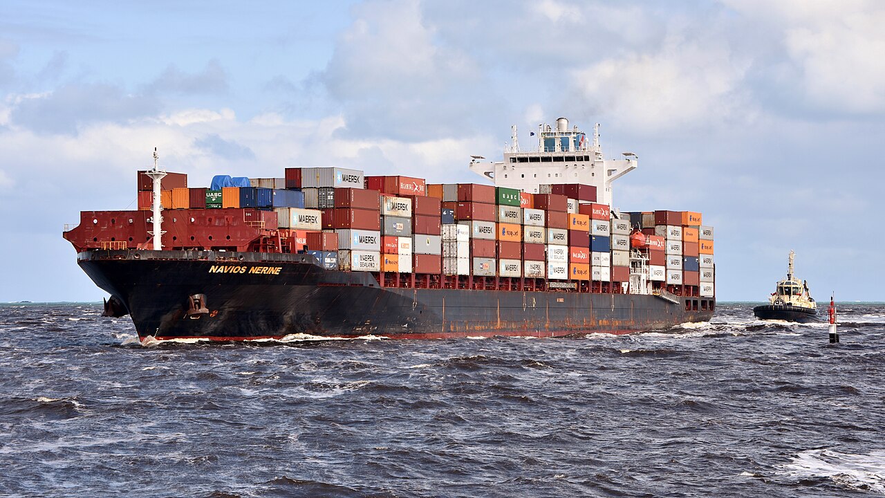Navios Nerine集装箱船在拖轮协助下进入澳大利亚Fremantle港,2021年