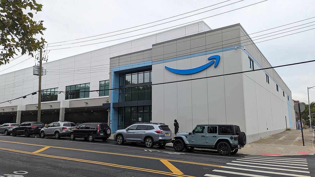 美国纽约Red Hook的Amazon仓库外观，2023年资料照片