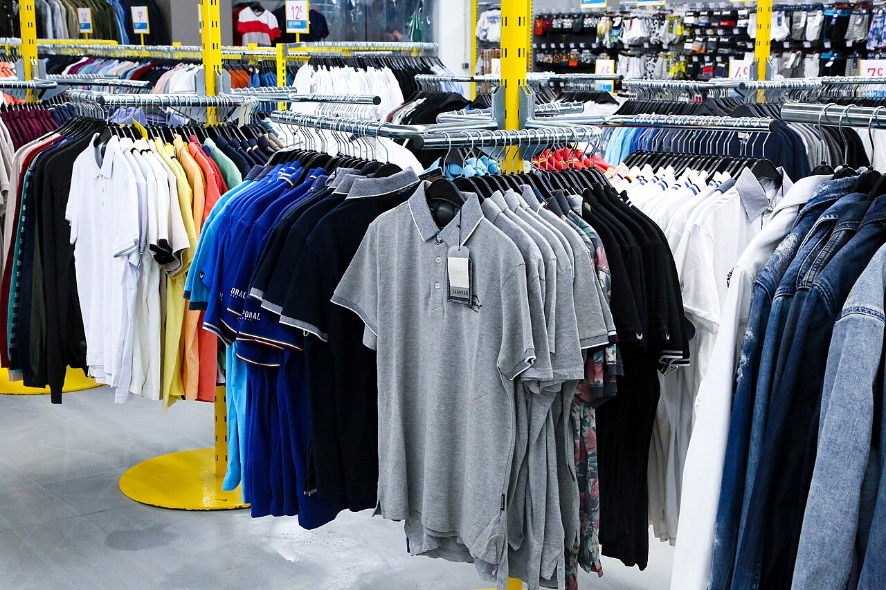 Mode Stoko门店的服装货架，2020年零售资料照片