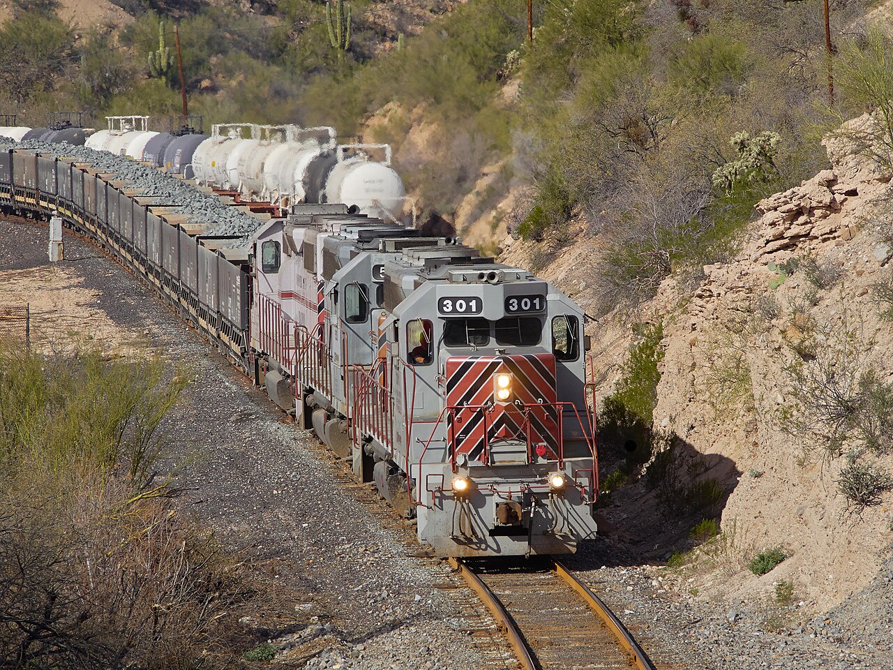 美国Arizona州Kearny的Copper Basin载矿货运列车,2015年