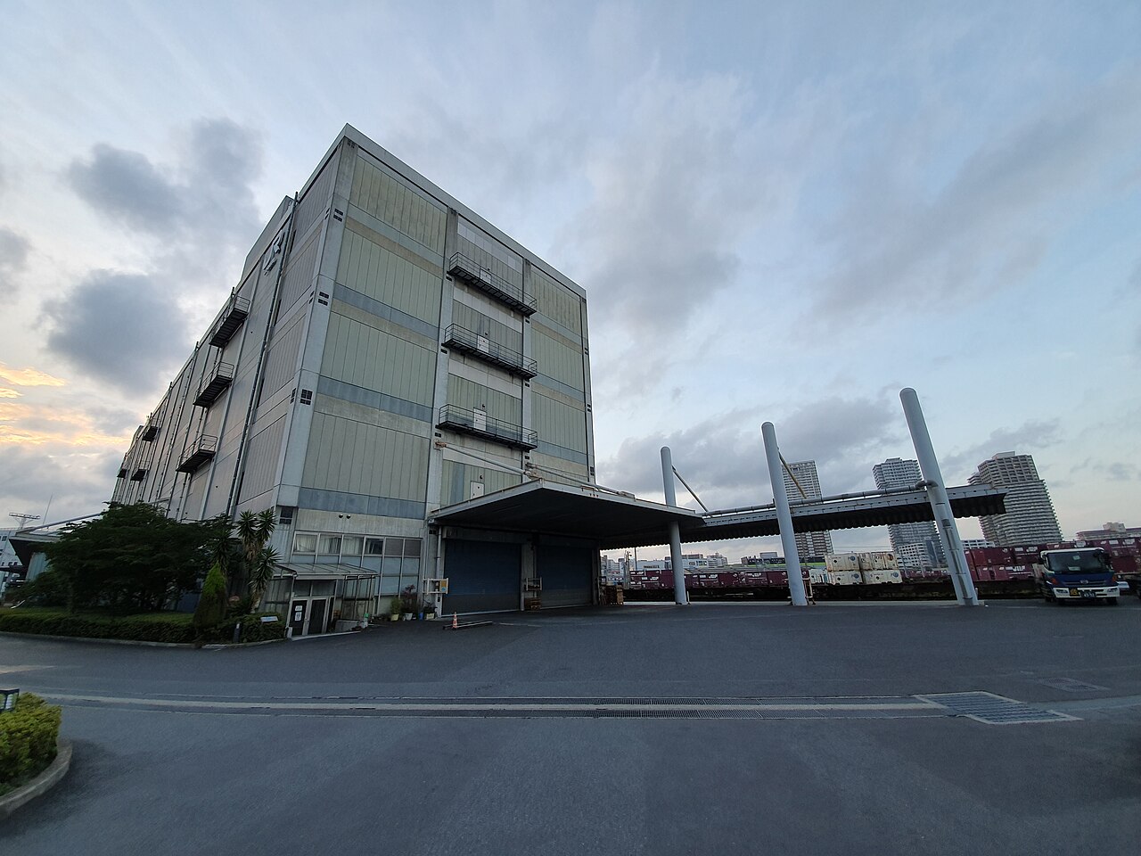 日本东京隅田川站JR货物仓库装卸立面，2019年