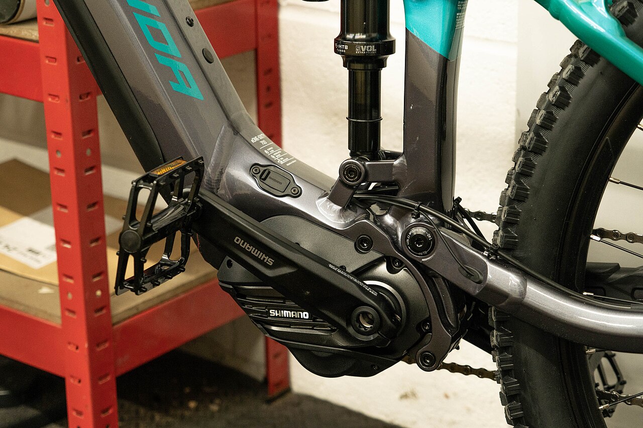 装在电助力自行车上的Shimano EP8电机与传动部件,2021年