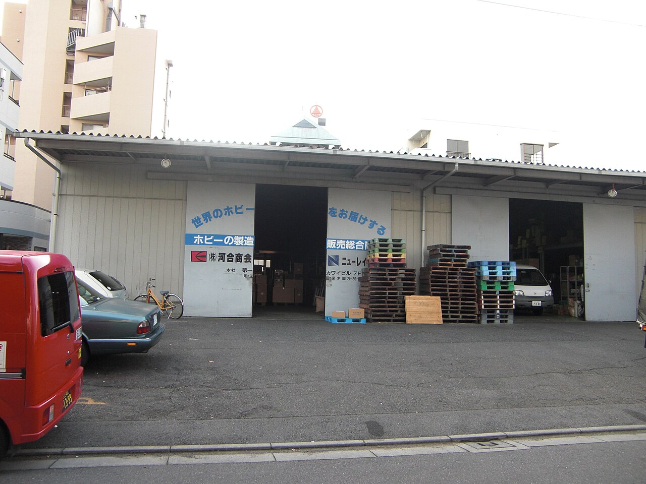 日本东京足立区Kawai Shokai仓库入口及箱件货物,2011年