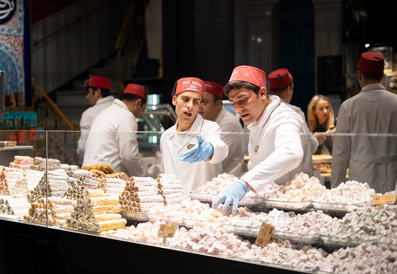 土耳其Istanbul糖果店商贩与商品，2019年