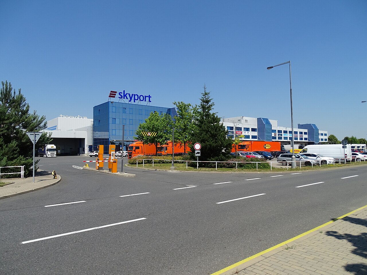 捷克Prague机场Skyport货站与货车,2015年