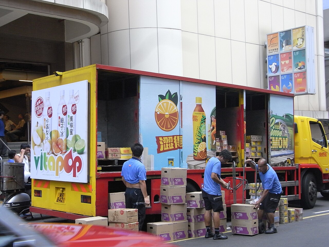 香港上环摩利臣街的饮品配送货车与工作人员，2010年