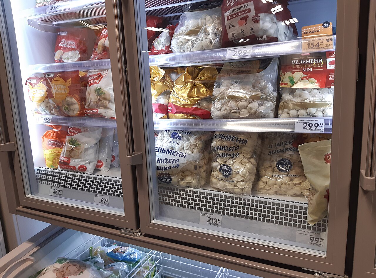 俄罗斯Novosibirsk店内不同品牌pelmeni商品,2023年