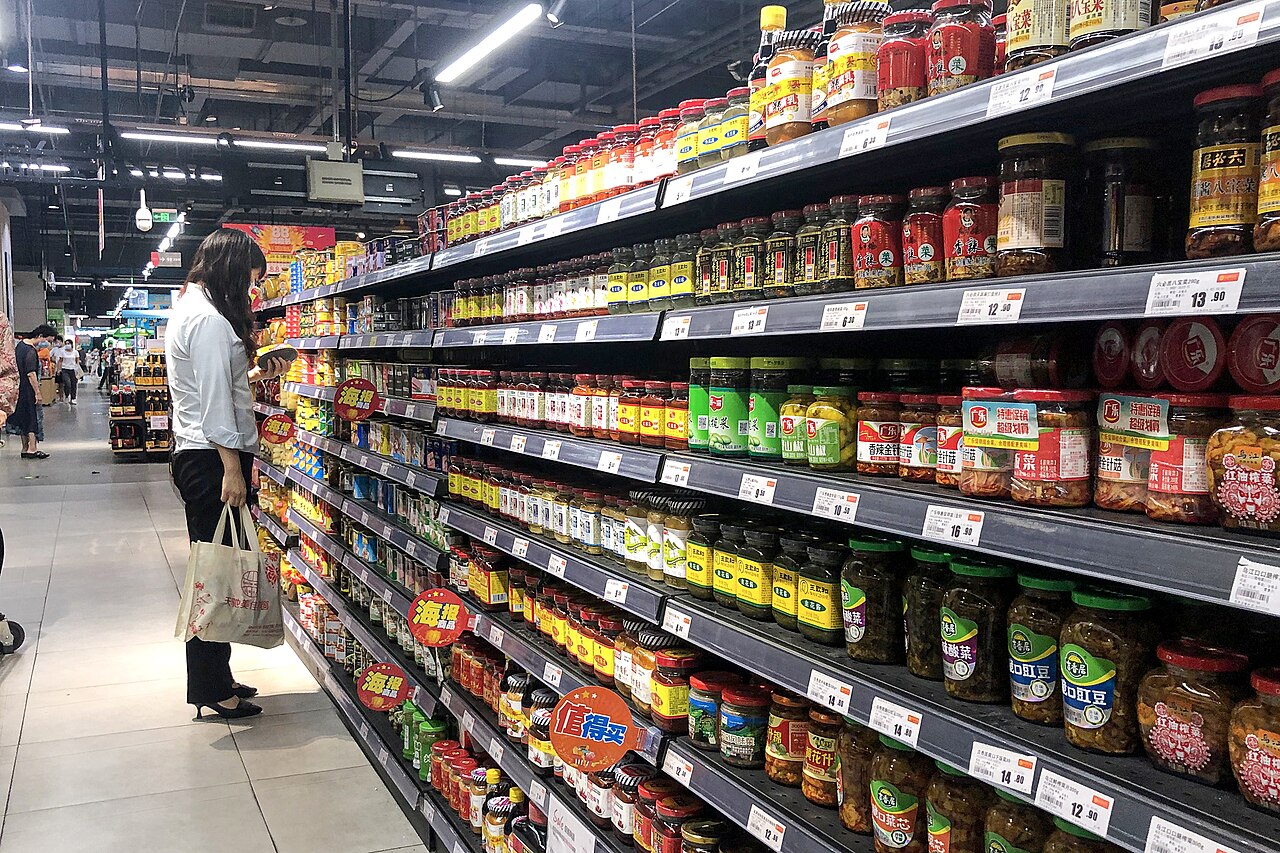 中国北京GR商场Lotus超市罐装食品货架与购物者,2021年