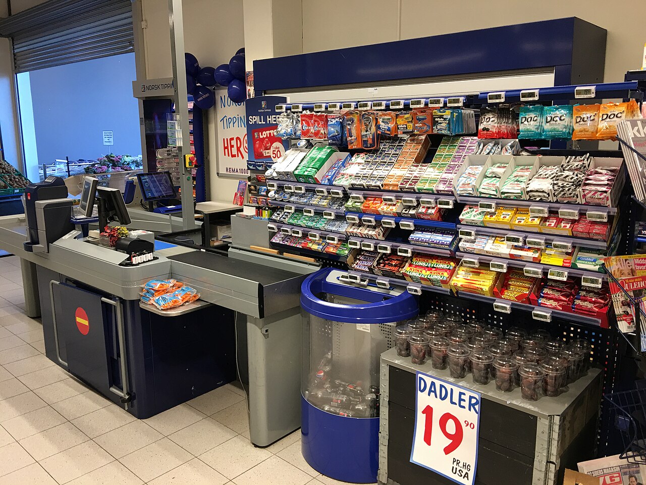 挪威Tønsberg REMA1000超市收银区及商品,2017年