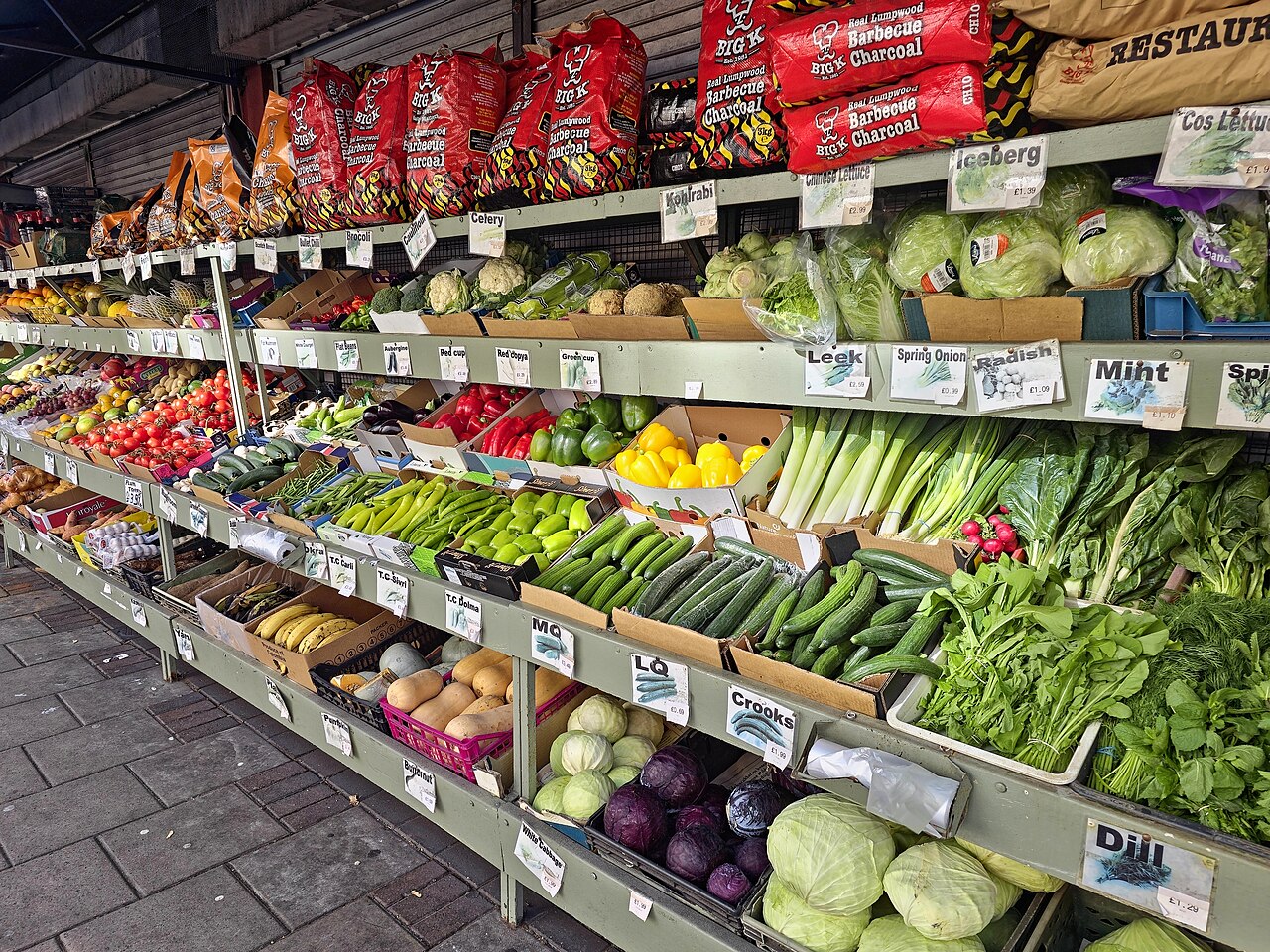 英国London West Green Road超市店外纸箱商品陈列,2025年