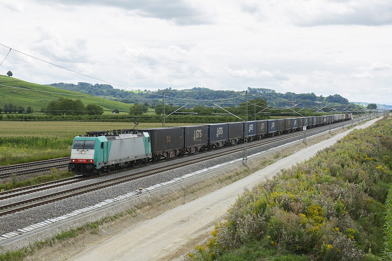 CrossRail牵引的集装箱货运列车,2021年