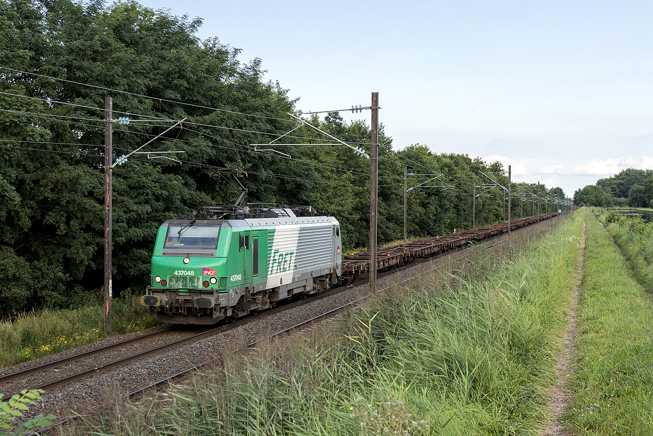 法国Steinbourg附近SNCF BB37048牵引的空集装箱列车,2021年