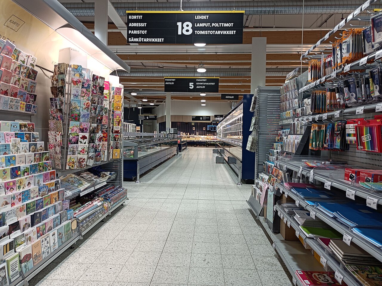 芬兰Siilinjärvi S-market店内商品通道，2023年