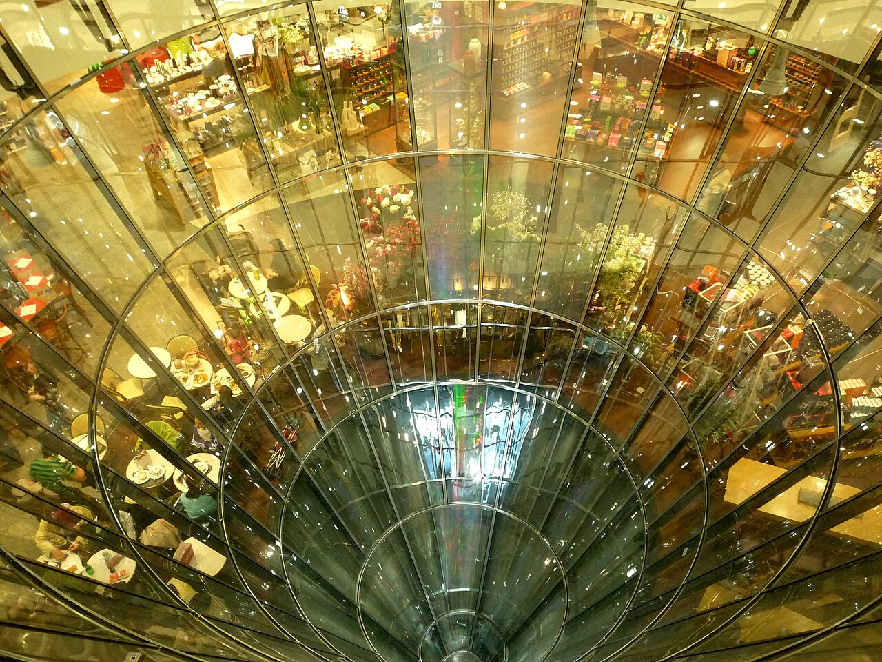 德国Berlin Friedrichstraße Galeries Lafayette百货店内景，2010年
