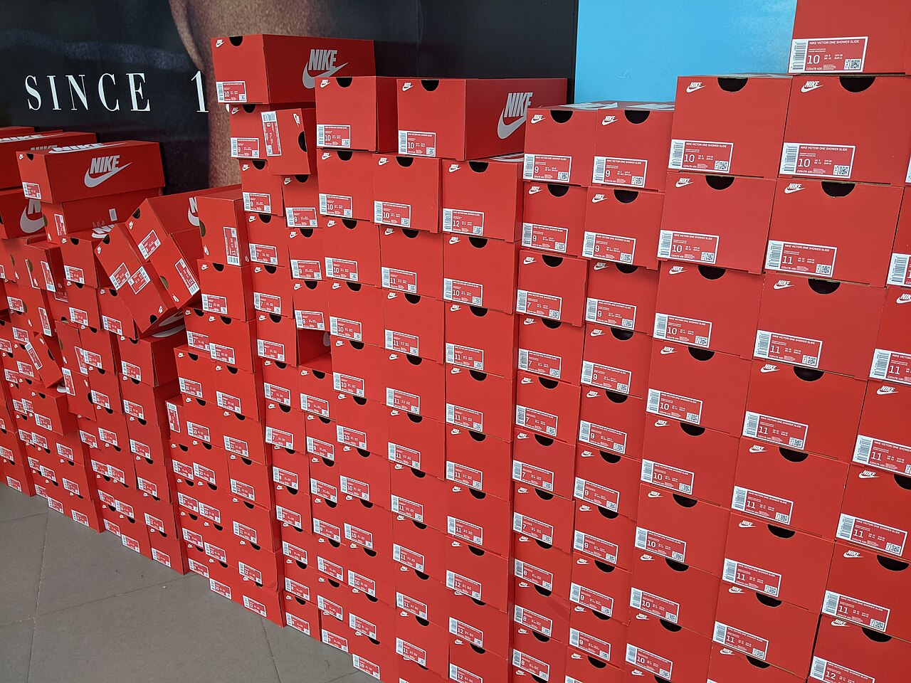 红色Nike鞋盒堆存，2021年