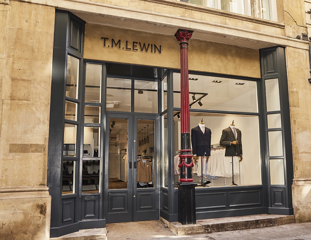 英国London Bow Lane T.M.Lewin服装门店，2025年