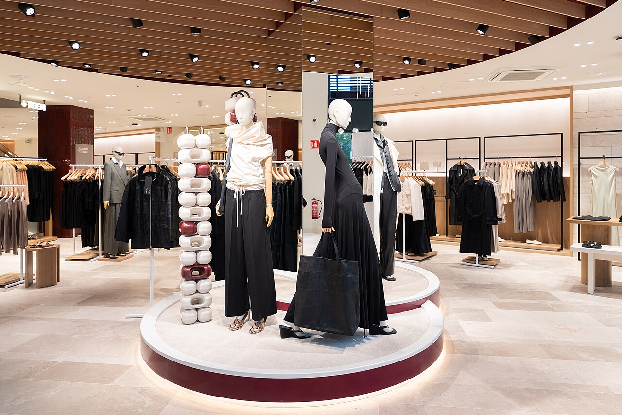 西班牙Barcelona Avenida Diagonal514 Mango店内服装陈列，2025年