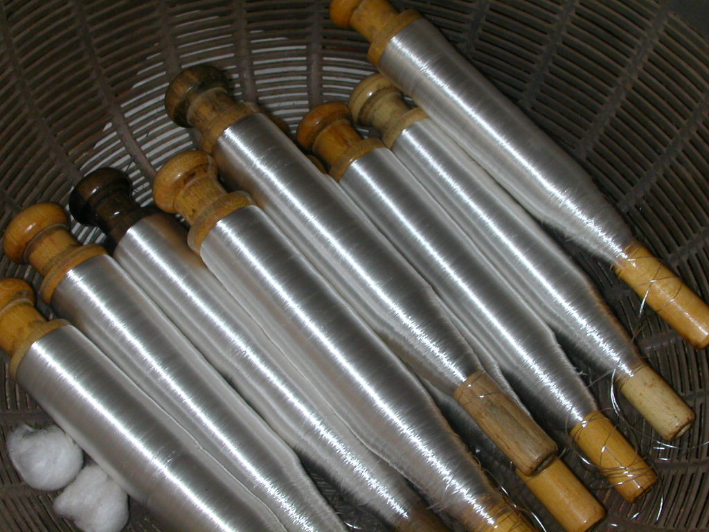 2003年7月越南河东丝织作业中的纱线筒管,日期据原图 EXIF